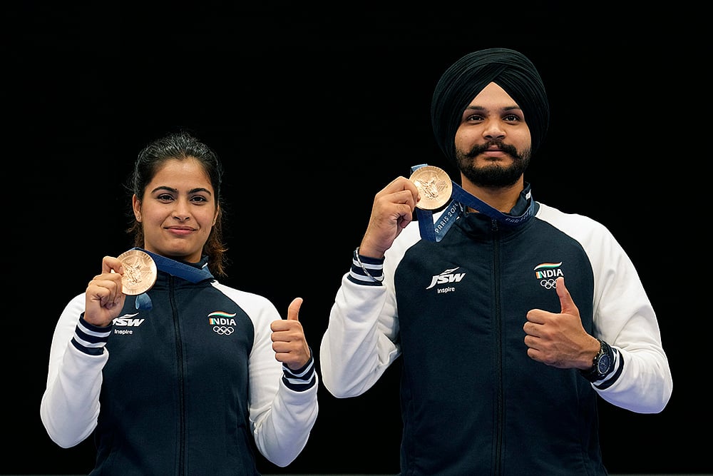 Manu Bhaker and Sarabjot Singh with their bronze medal - | Photo: AP/Manish Swarup